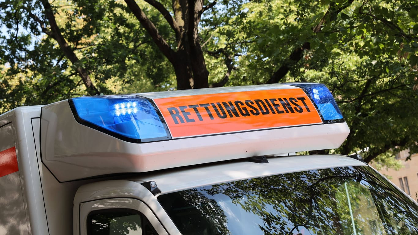 Ein Rettungswagen der Feuerwehr in Berlin (Archivbild): Für den Rollerfahrer gab es keine Rettung mehr.