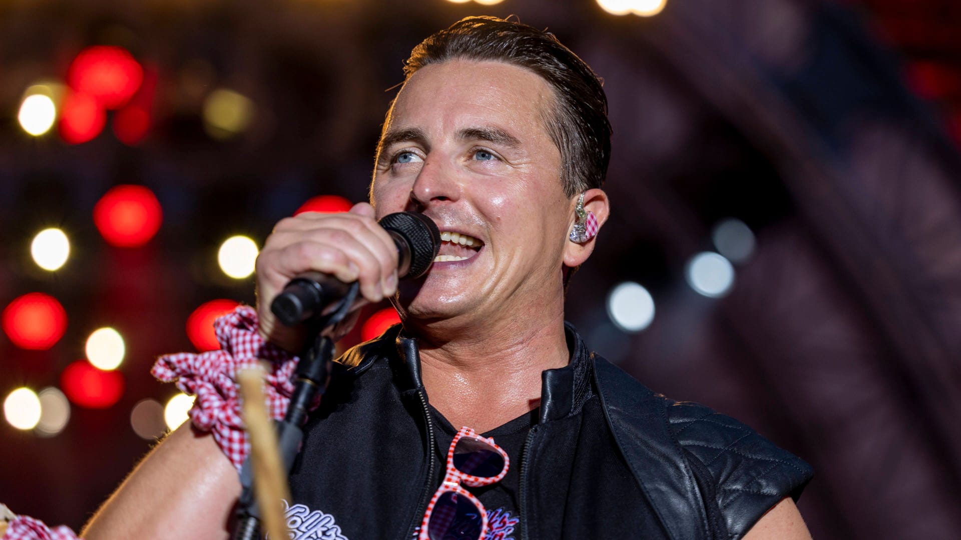 Sänger Andreas Gabalier mit Band auf der Bühne bei einem Konzert in Mörbisch: Am Samstag tritt der Österreicher in München auf.