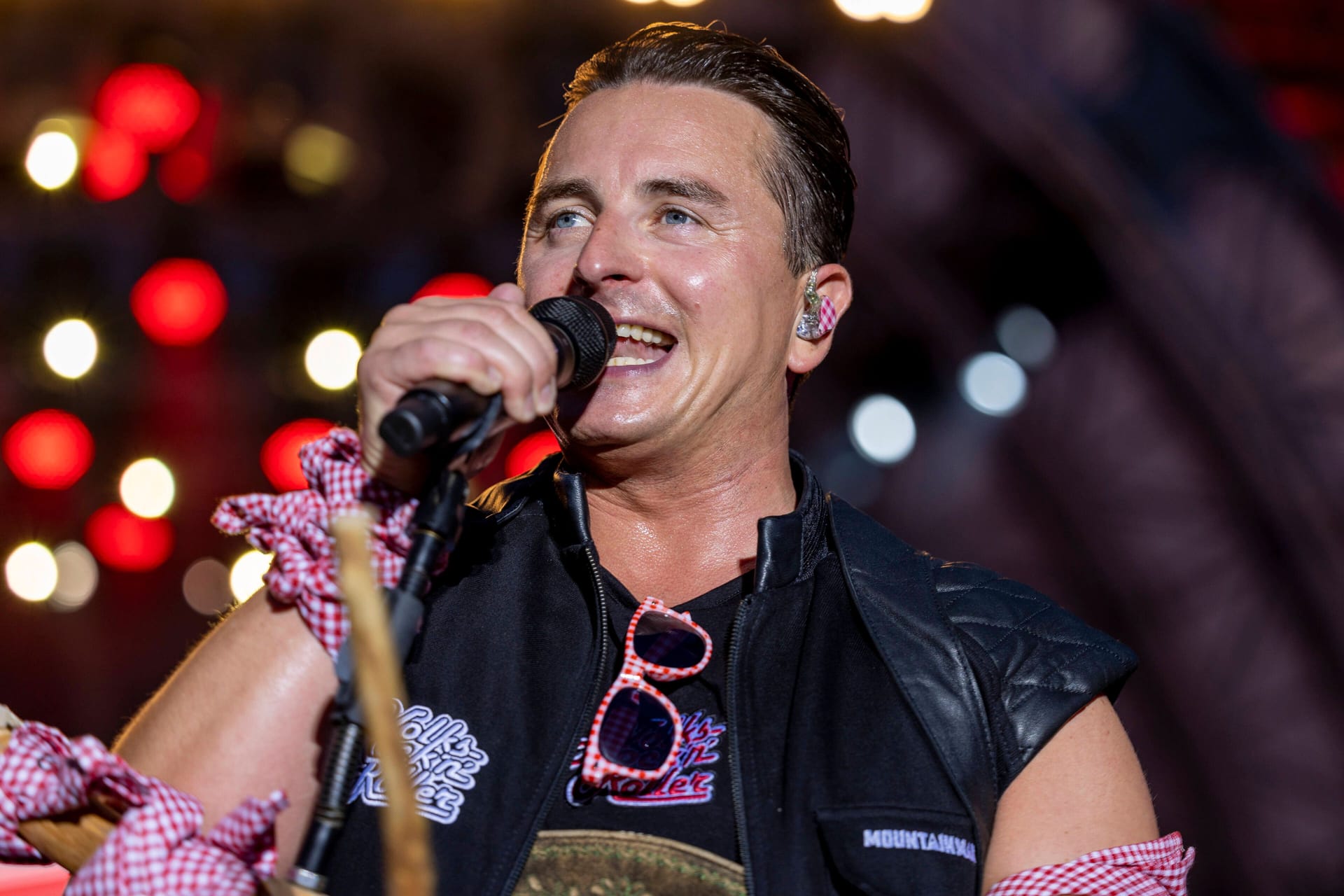 Sänger Andreas Gabalier mit Band auf der Bühne bei einem Konzert in Mörbisch: Am Samstag tritt der Österreicher in München auf.