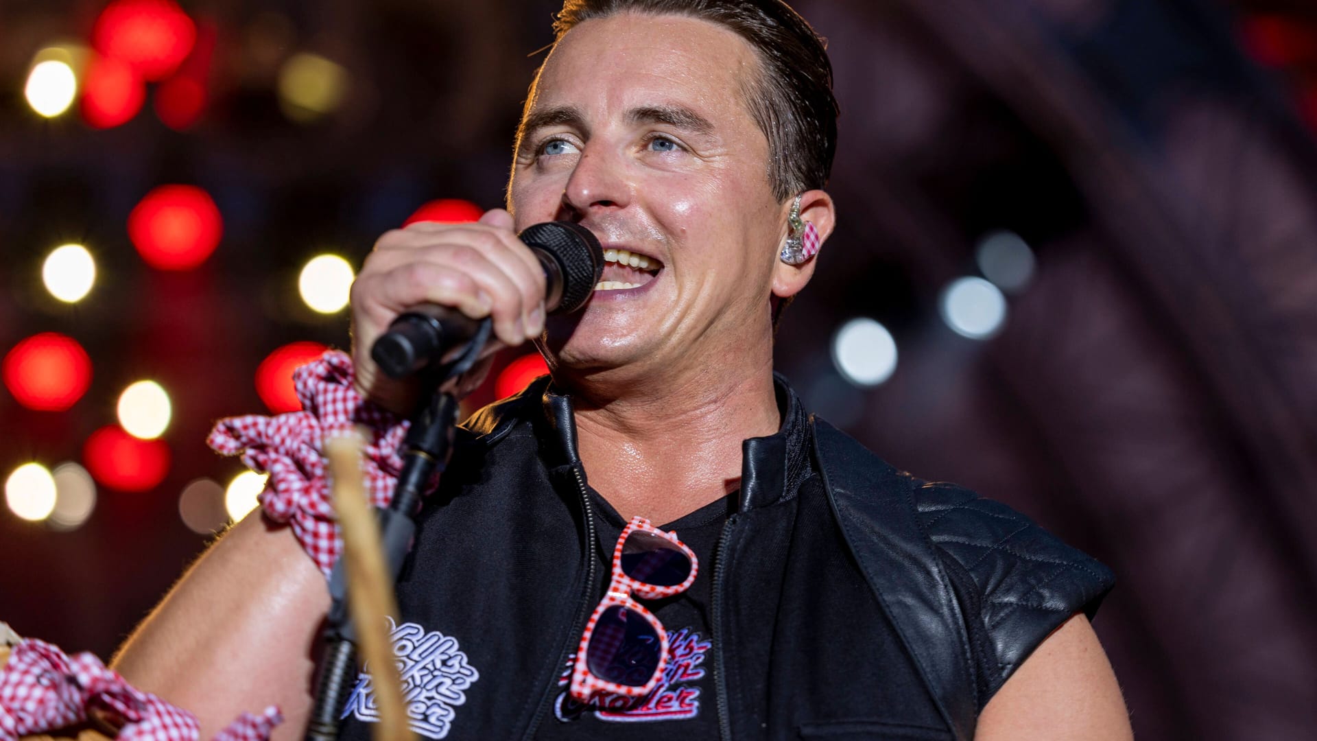 Sänger Andreas Gabalier mit Band auf der Bühne bei einem Konzert in Mörbisch: Am Samstag tritt der Österreicher in München auf.