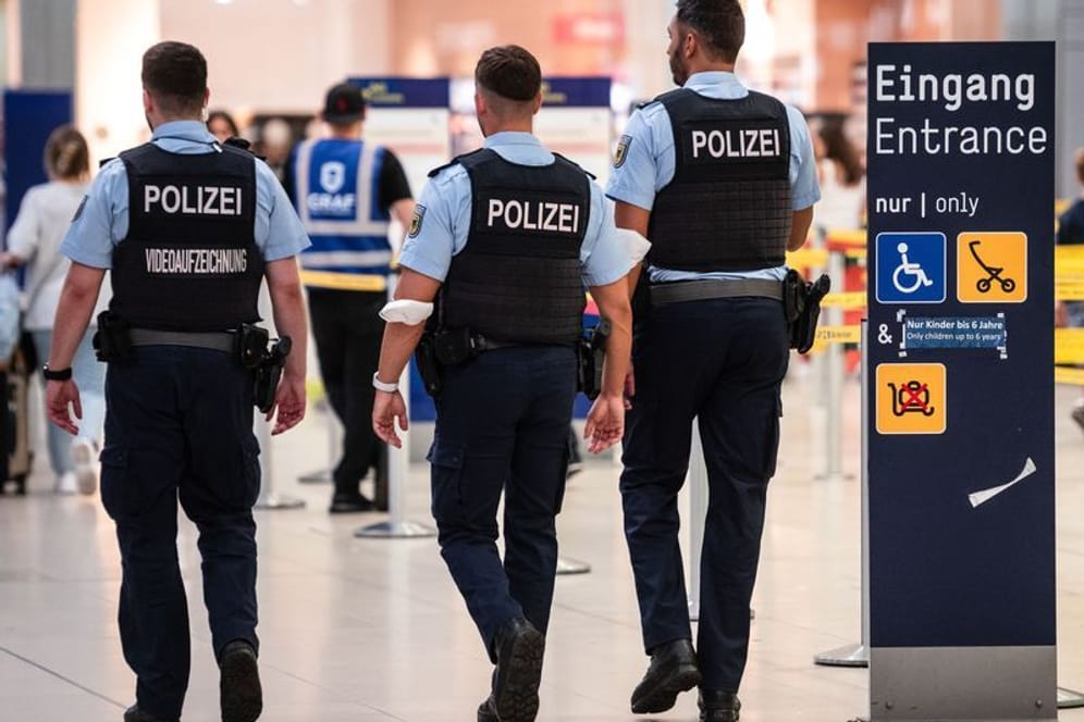 Beamte der Bundespolizei gehen am Flughafens Köln/Bonn vorbei (Archivfoto).