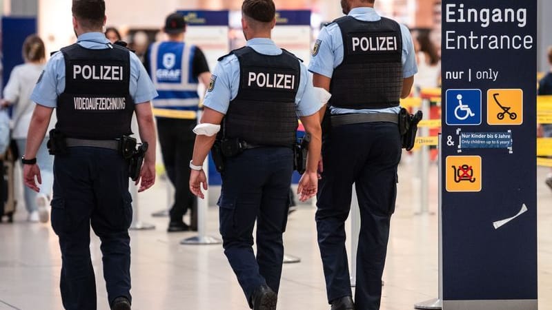 Beamte der Bundespolizei gehen am Flughafens Köln/Bonn vorbei (Archivfoto). Beamte der Bundespolizei gehen am Flughafens Köln/Bonn vorbei (Archivfoto).