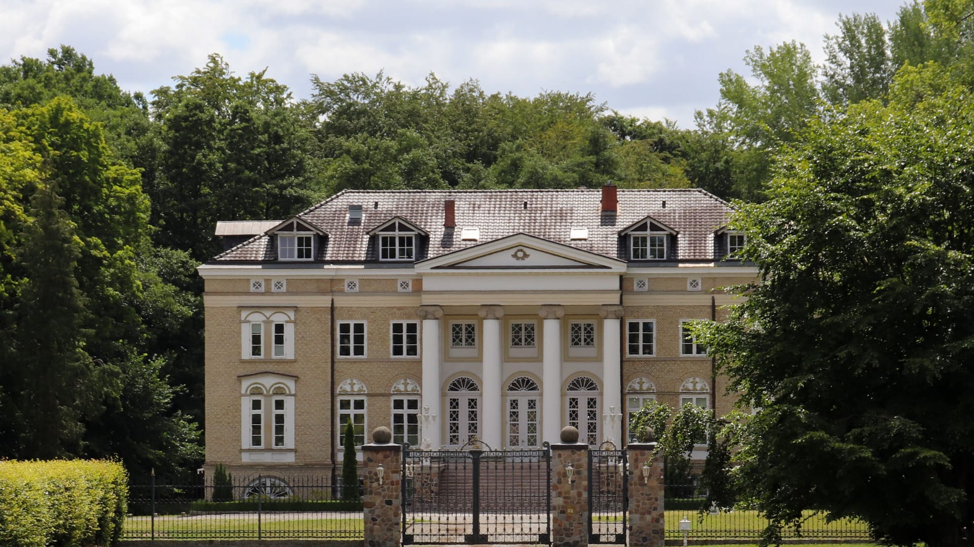 Mecklenburg-Vorpommern: Unweit der Schaale liegt das Herrenhaus Tüschow.