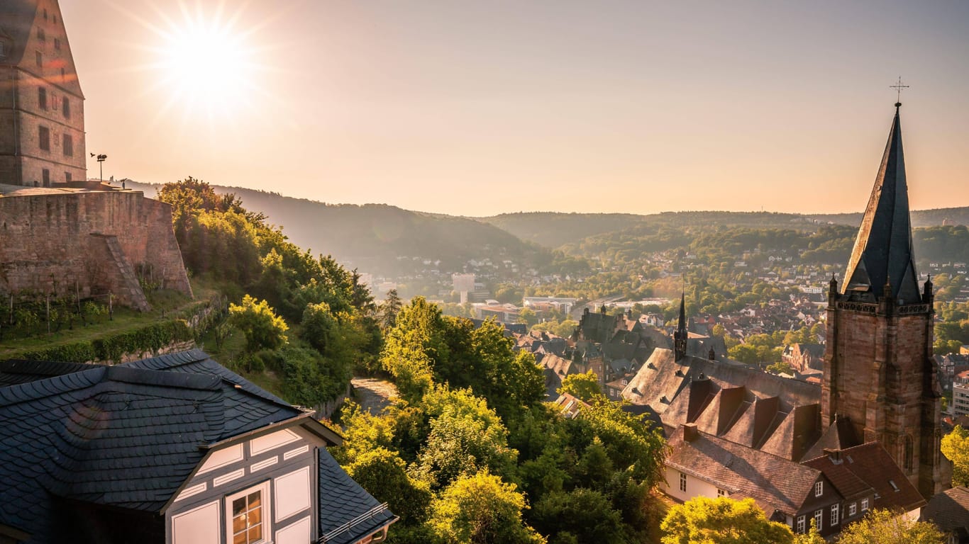 Traumhafte Aussicht: Der beste Blick auf die malerische Altstadt Marburgs bietet sich vom Schlossberg aus.