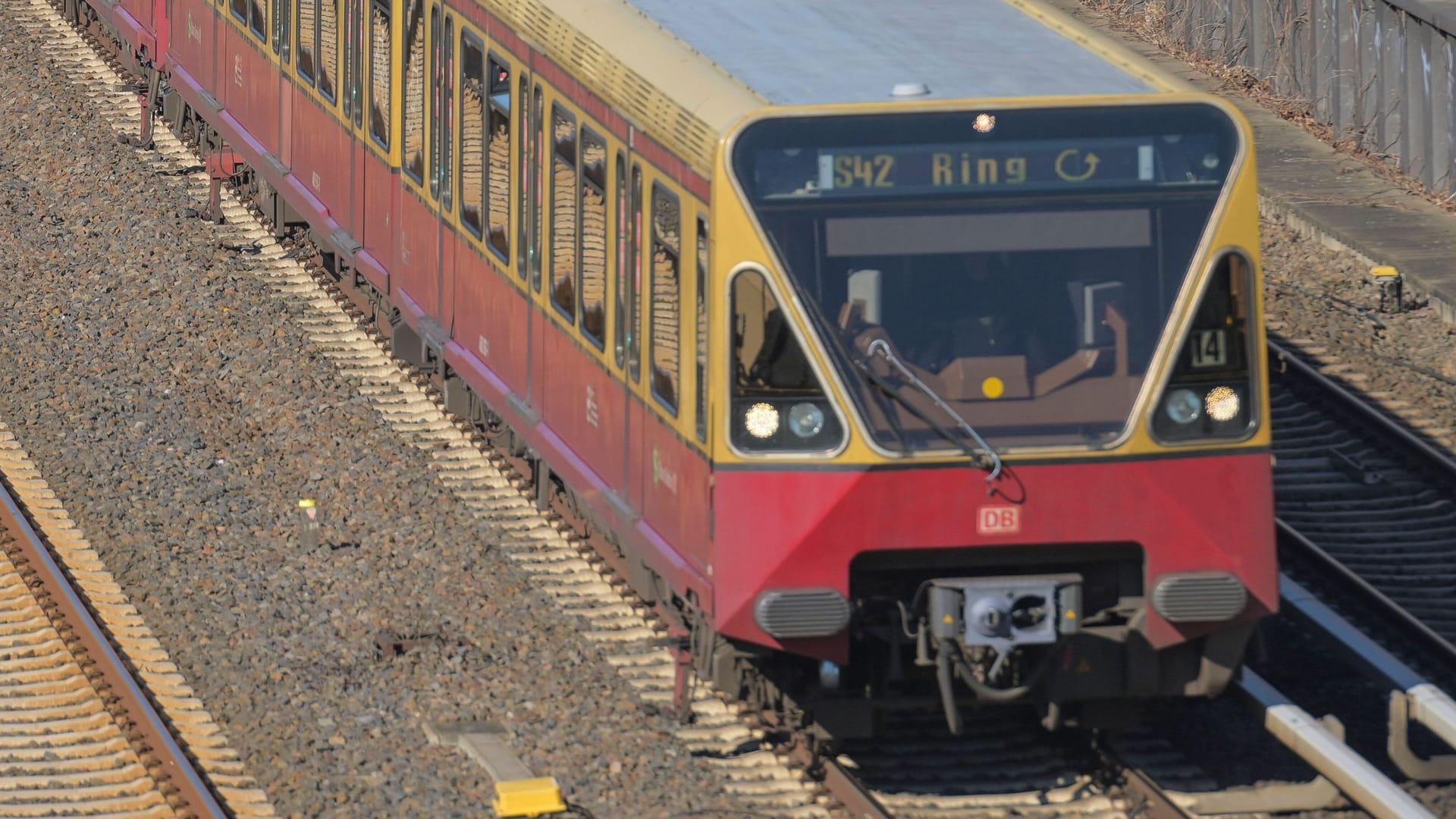 Die Ringbahn in Berlin (Archivbild): Wegen eines Munitionsfundes musste der Verkehr eingestellt werden.