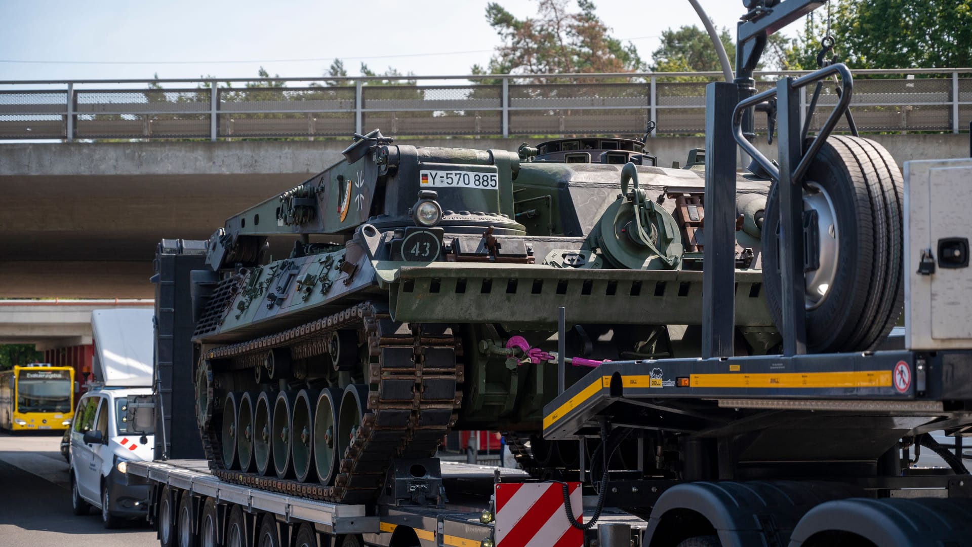 Ein Pionierpanzer Dachs der Bundeswehr kommt zur Unterstützung am Grunewald an.