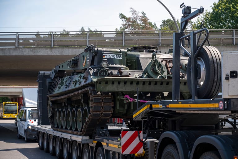 Ein Pionierpanzer Dachs der Bundeswehr kommt zur Unterstützung am Grunewald an.