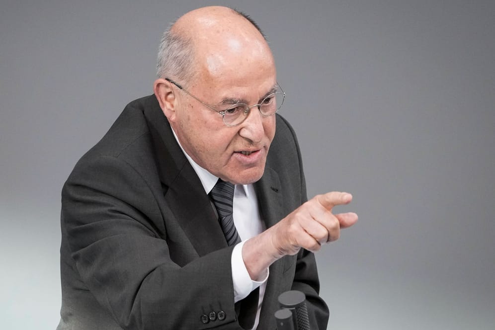 Gregor Gysi (Die Linke) bei einer Rede im Deutschen Bundestag (Archivbild): Der Politiker besuchte nun das Lager der Punks auf Sylt.