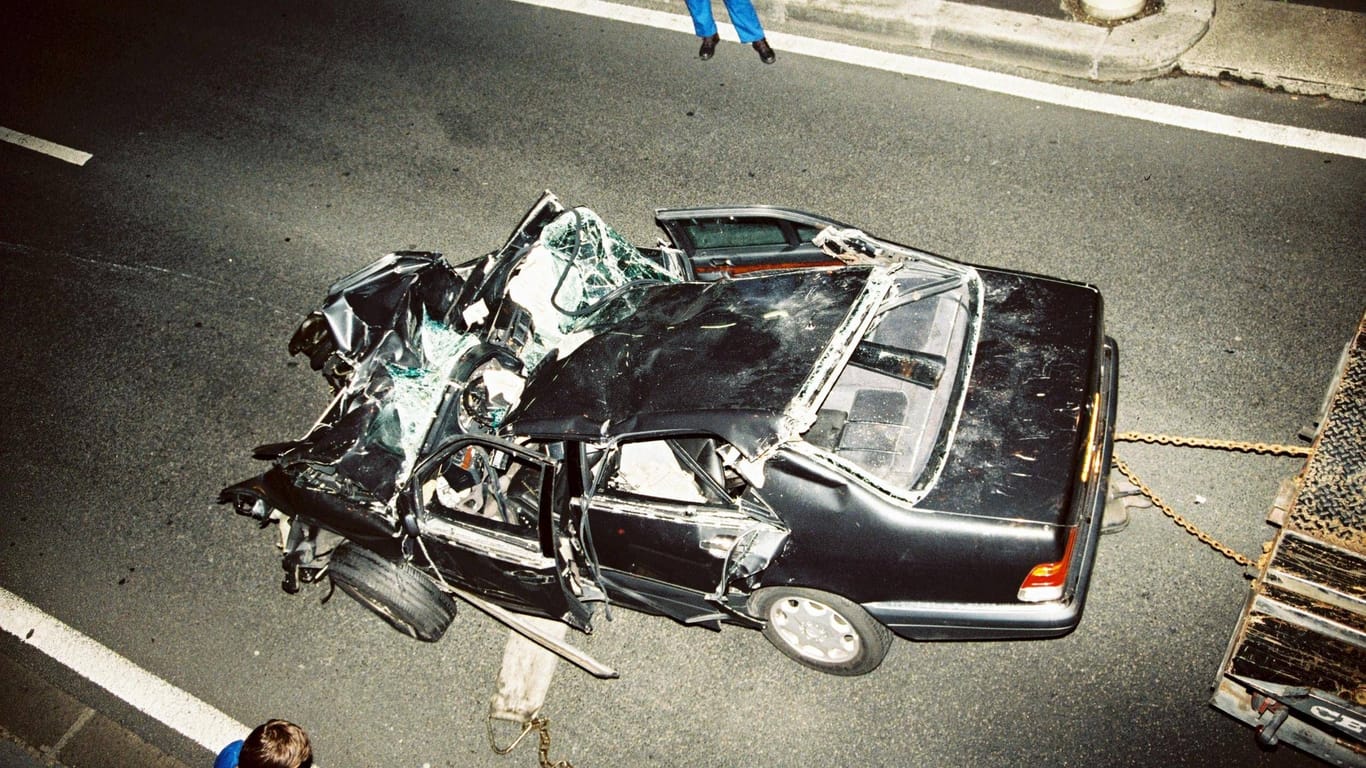 Der Mercedes nach dem Unfall in Paris, durch den drei Menschen starben.