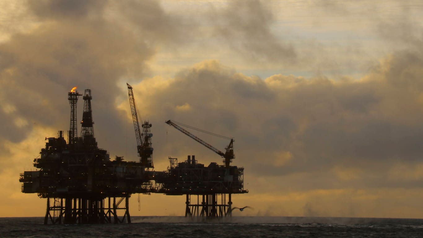 Eine Ölplattform im Eine Ölplattform im Meer: Seit 2015 vergibt Italien keine neuen Öl- und Gasbohrerlaubnisse in Küstennähe mehr. Einem Ölkonzern muss das Land nun Hunderte Millionen in Entschädigung zahlen.: