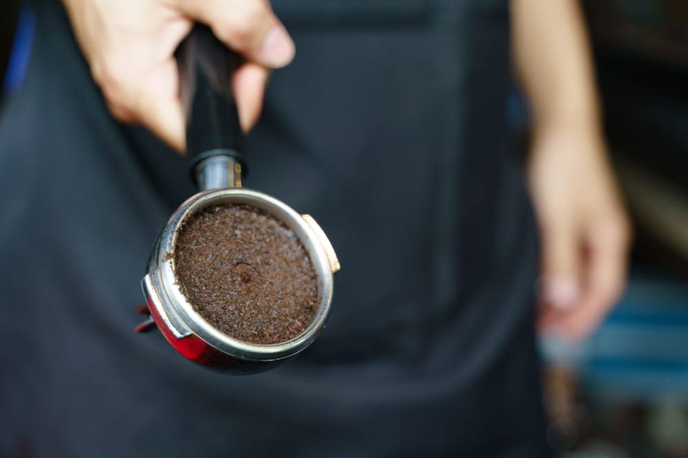 Zu gut für die Tonne: Mit neuartigen Methoden können aus altem Kaffeepulver haltbare Produkte hergestellt werden.