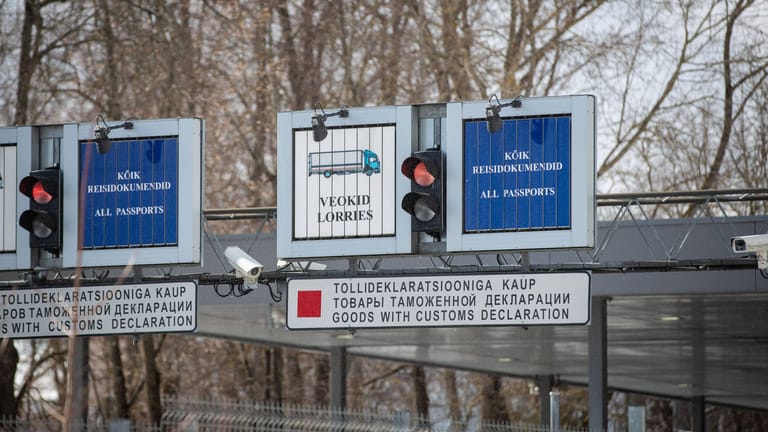 Der Grenzübergang Narva zwischen Estland und Russland (Archivbild): Tallinn hat verfügt, dass russische Staatsbürger mit einem bestimmten Visum nicht mehr einreisen dürfen.