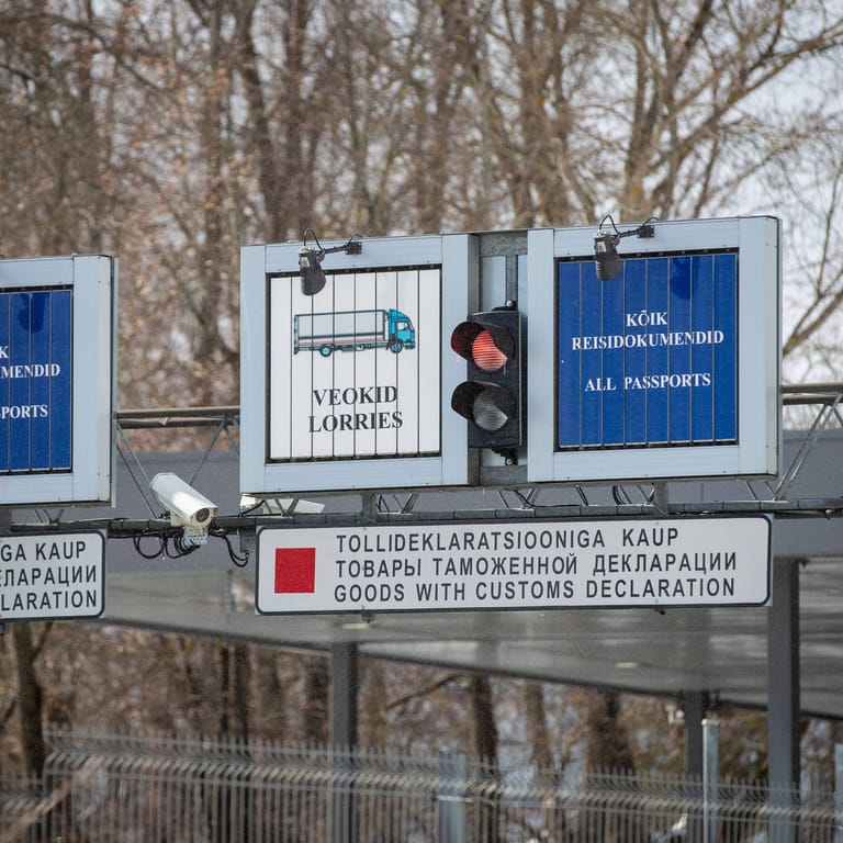 Der Grenzübergang Narva zwischen Estland und Russland (Archivbild): Tallinn hat verfügt, dass russische Staatsbürger mit einem bestimmten Visum nicht mehr einreisen dürfen.