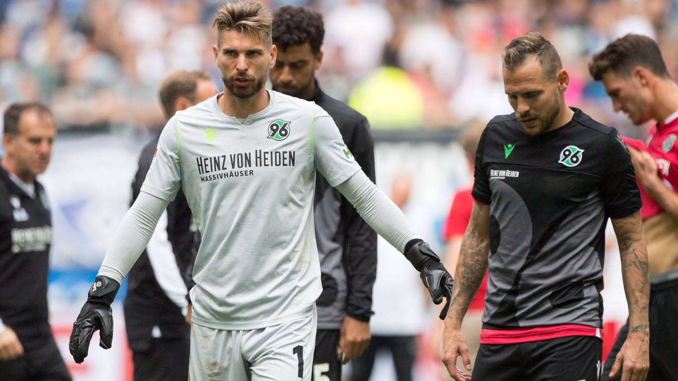 Unter anderem sollen 96-Torwart Zieler (links) und der ehemalige Kapitän Marvin Bakalorz freiwillig an den Verein gespendet haben.