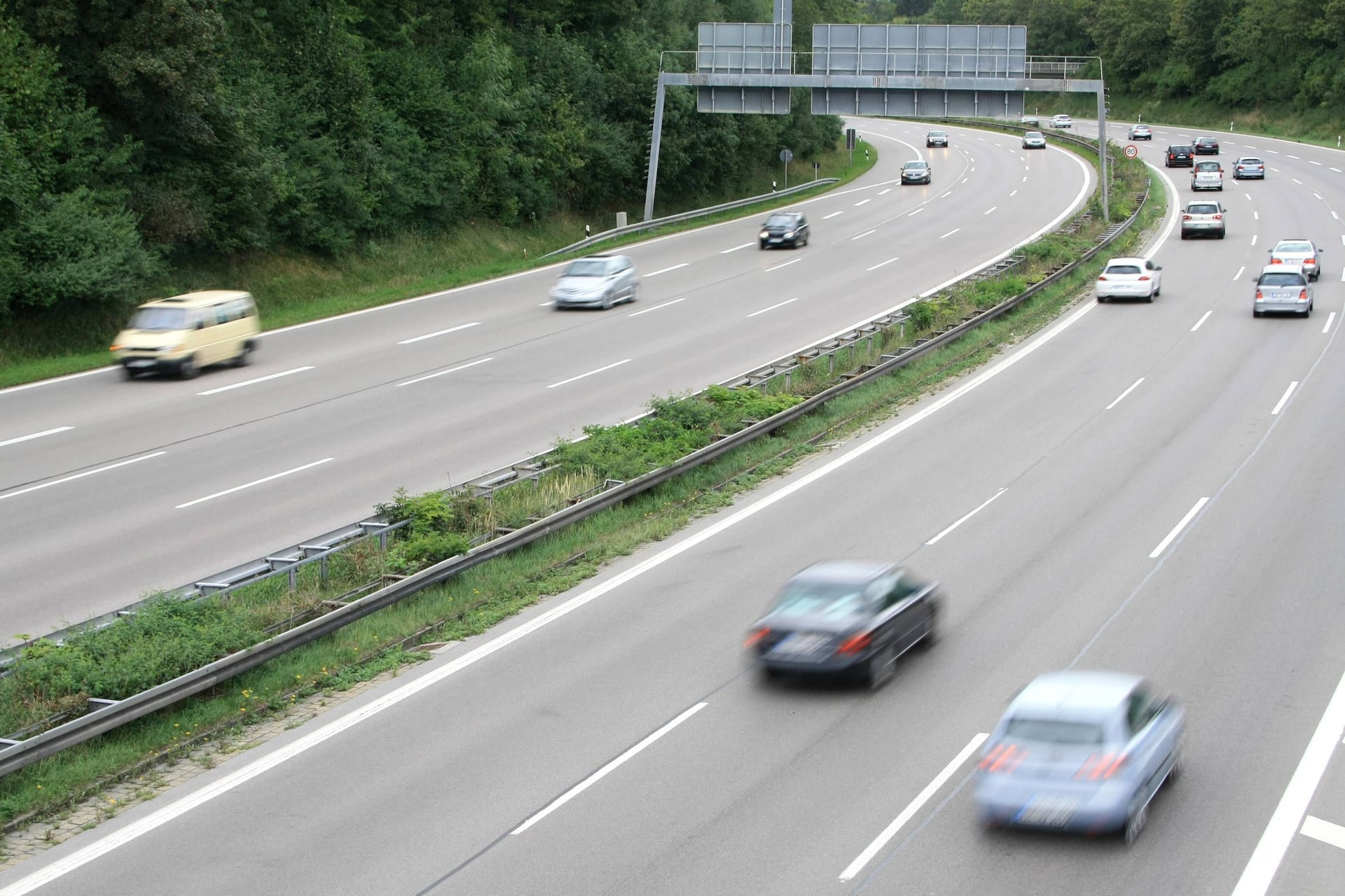 Die A95 in Oberbayern: Sieben Spuren überquerte der Rennradfahrer.