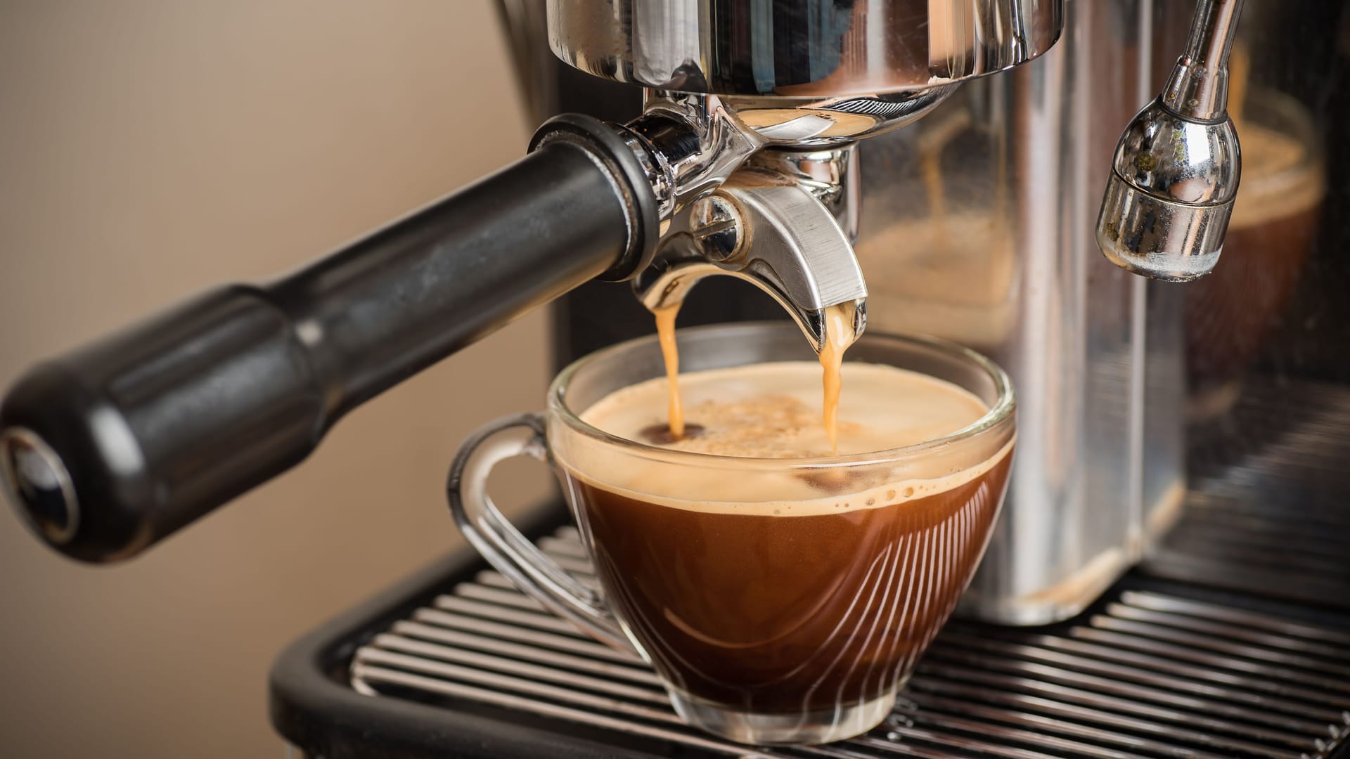 Mit einer Siebträgermaschine schmecken Kaffee und Espresso wie in Italien.