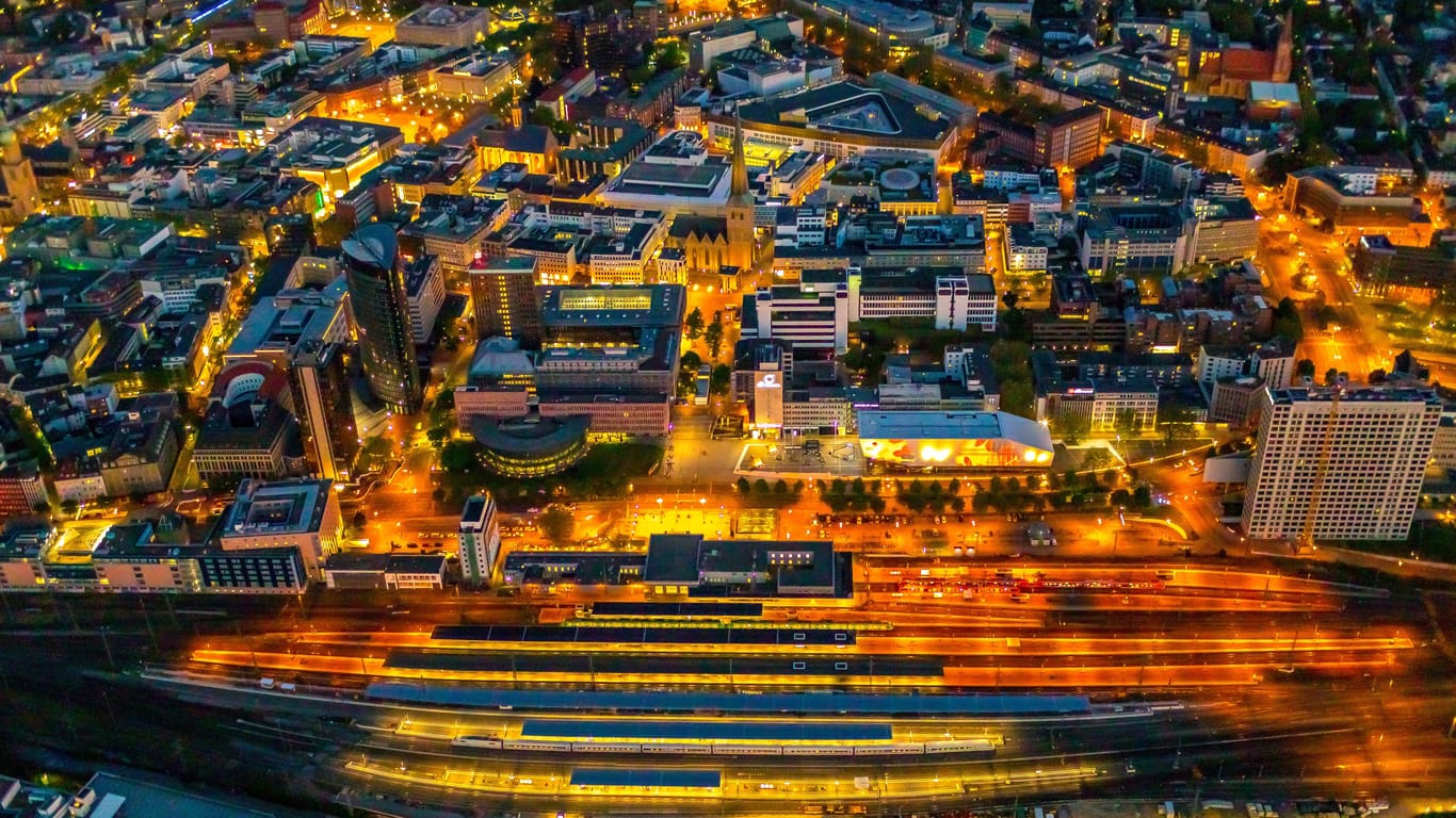 Dortmund Hauptbahnhof und Innenstadt (Symbolbild): In der Earth Night am 23. September soll auf die starke Lichtverschmutzung aufmerksam gemacht werden.