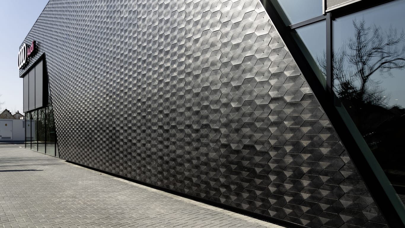 Der Flagship-Store von Audi in München: Die Fassadenplatten bestehen zu einem großen Teil aus