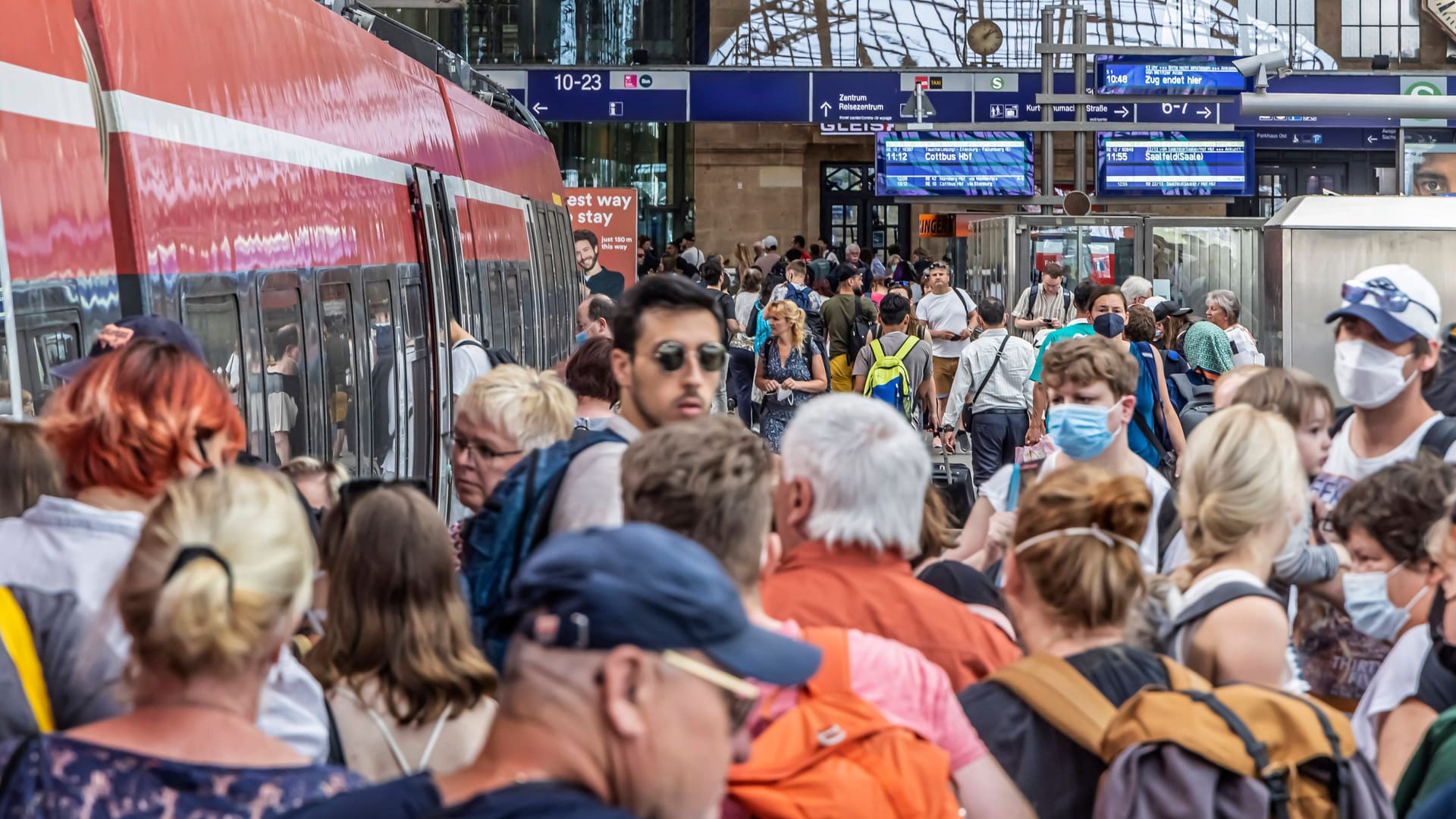 Hauptbahnhof Leipzig: Vor allem die Regionalzüge waren teils aufgrund des Ansturms überfüllt.