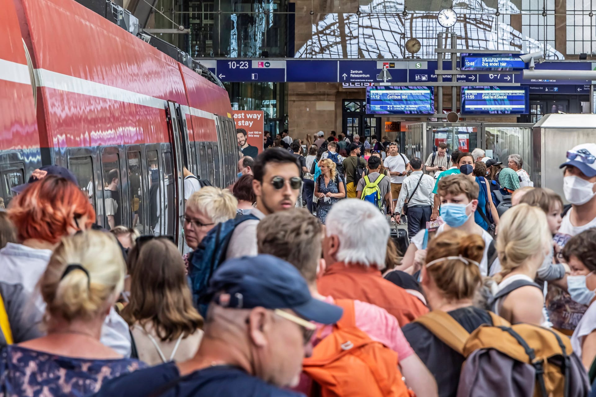 Hauptbahnhof Leipzig: Vor allem die Regionalzüge waren teils aufgrund des Ansturms überfüllt.