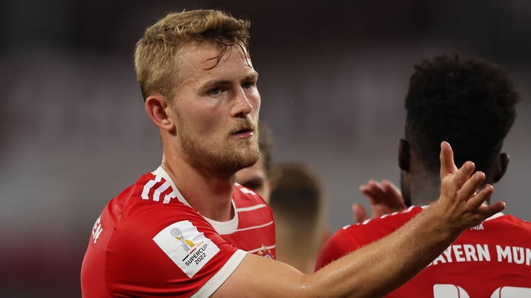 LEIPZIG, GERMANY - JULY 30: Matthijs de Ligt of FC Bayern München reacts with his team mates during the Supercup 2022 match between RB Leipzig and FC Bayern München at Red Bull Arena on July 30, 2022 in Leipzig, Germany. (Photo by Alexander Hassenstein/Getty Images)