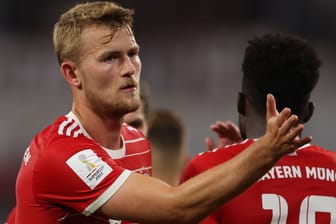 LEIPZIG, GERMANY - JULY 30: Matthijs de Ligt of FC Bayern München reacts with his team mates during the Supercup 2022 match between RB Leipzig and FC Bayern München at Red Bull Arena on July 30, 2022 in Leipzig, Germany. (Photo by Alexander Hassenstein/Getty Images)
