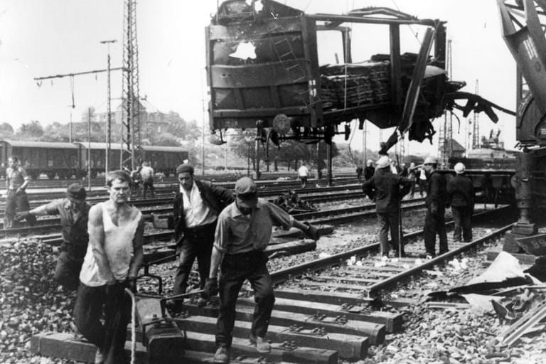 Zwölf Menschen, Bedienstete der Bundesbahn und Feuerwehrleute, kamen bei der Explosion 1969 ums Leben, 40 Menschen wurden verletzt.