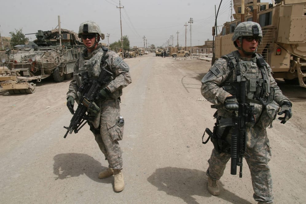 US-Soldaten auf Patrouille im Stadtteil Abu Ghraib in Bagdad (Archiv): Im dortigen Gefängnis hatten Angehörige der US-Truppen irakische Gefangene misshandelt.