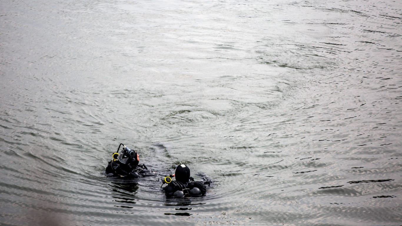 Polizeitaucher schwimmen im Wasser (Symbolbild): Mit zehn Einsatzkräften suchten Polizei und Kampfmittelräumdienst die Enz in Markgröningen-Unterriexingen ab.