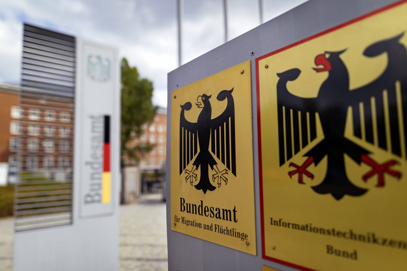 Ein Schild am Bundesamt für Migration und Flüchtlinge in Berlin. Die Bremer Innenbehörde hat zwei Männer in ihre Heimatländer abgeschoben.