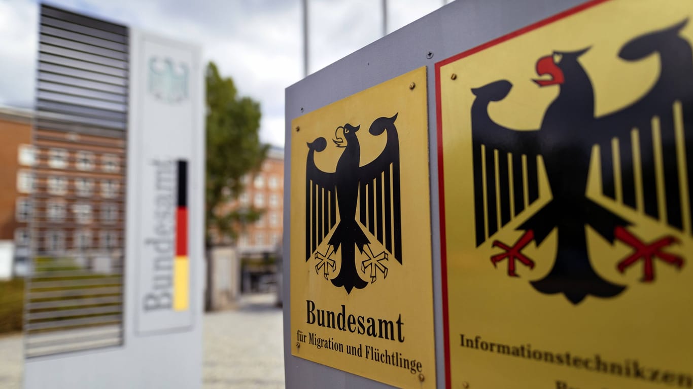 Ein Schild am Bundesamt für Migration und Flüchtlinge in Berlin. Die Bremer Innenbehörde hat zwei Männer in ihre Heimatländer abgeschoben.