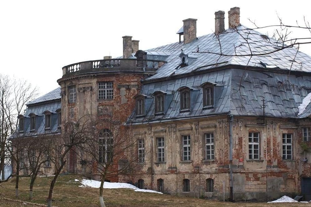 Schloss Minkowskie in Niederschlesien (Archivfoto): Es wäre eine Sensation, wenn die Hobbyarchäologen dort das "Gold von Breslau" fänden.