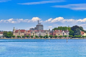 Blick vom Hafen auf alte historische Gebäude am Bodensee in der Stadt Konstanz in Deutschland: Der größte Binnensee Deutschlands ist nicht nur ein beliebtes Touristenziel, sondern auch für die Wasserversorgung wichtig.