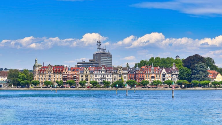 Blick vom Hafen auf alte historische Gebäude am Bodensee in der Stadt Konstanz in Deutschland: Der größte Binnensee Deutschlands ist nicht nur ein beliebtes Touristenziel, sondern auch für die Wasserversorgung wichtig.