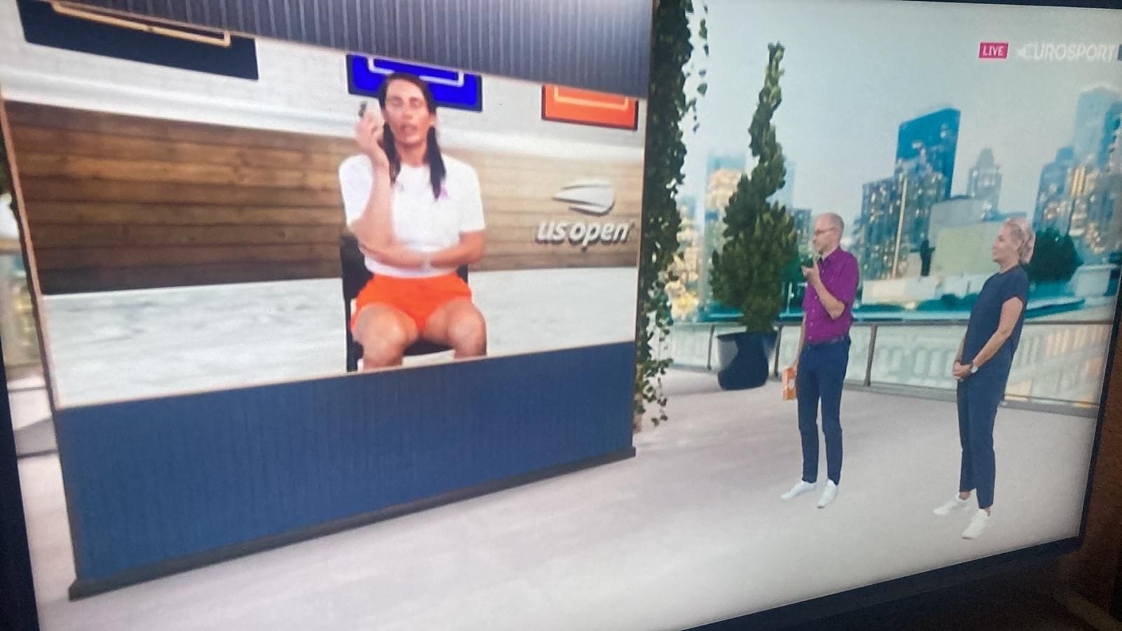 Technische Probleme: Andrea Petkovic (l.) spricht per Handy mit Eurosport Moderator Matthias Stach und Expertin Barbara Rittner (r.).