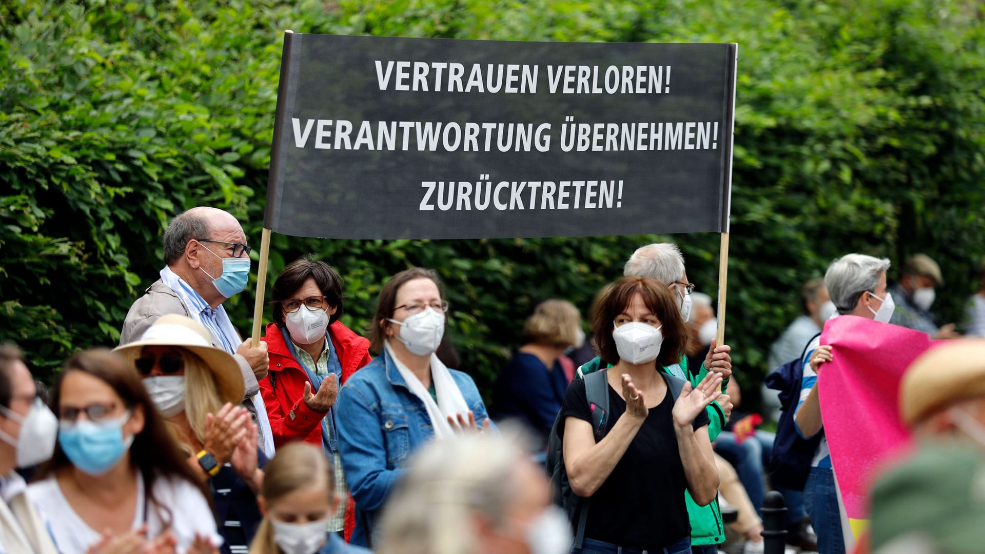 "Zurücktreten" (Archivbild): Bei einer Demo kritisieren Gläubige und Maria 2.0-Aktivisten das Verhalten von Kirche und Woelki bei der Aufarbeitung des Missbrauchsskandals.