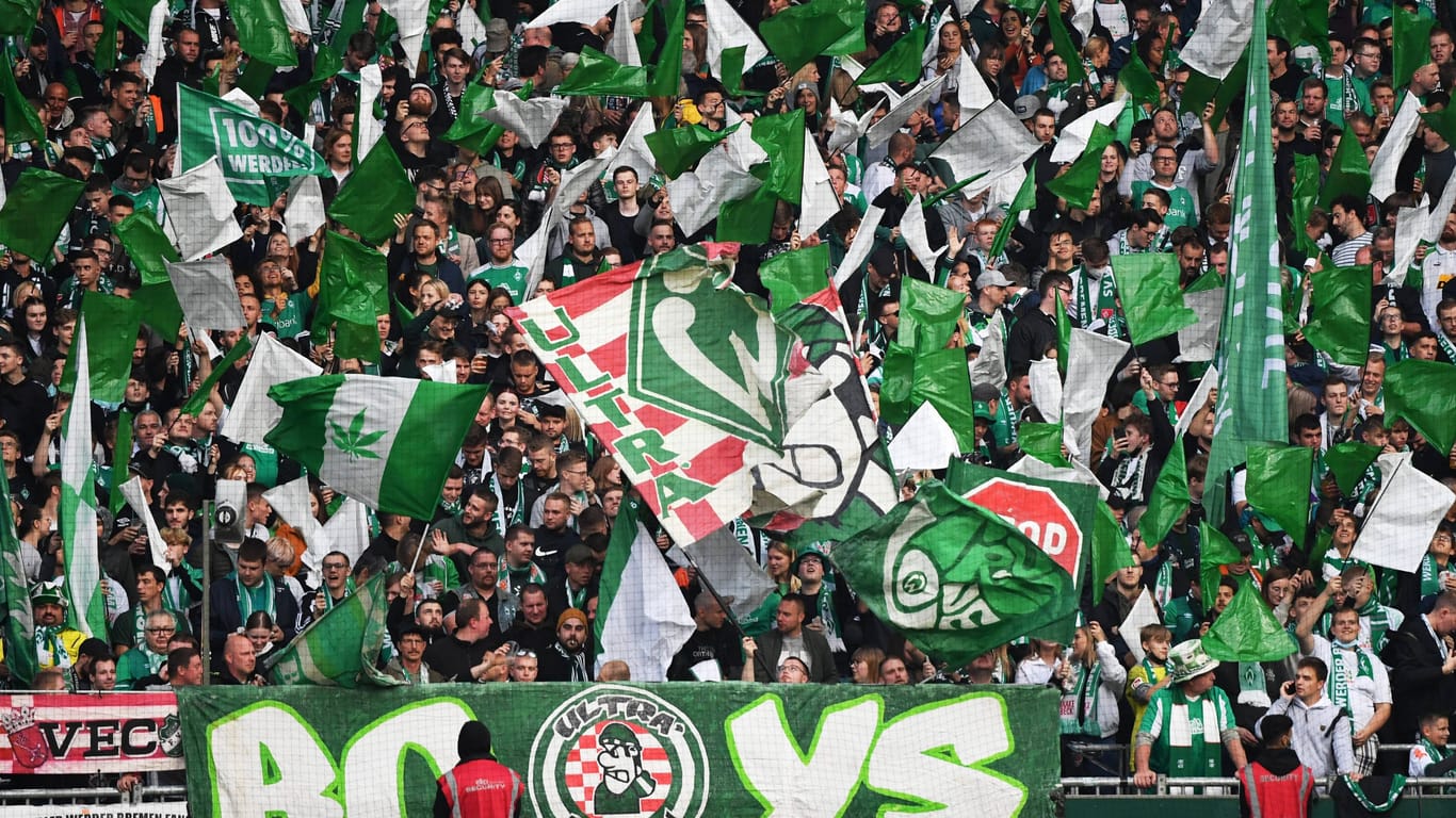 Werder-Bremen-Fans schwenken Fahnen (Symbolbild): Auf einige von ihnen muss der Klub bei der Partie gegen den VfL Bochum verzichten.