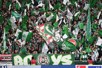 Werder-Bremen-Fans schwenken Fahnen (Symbolbild): Auf einige von ihnen muss der Klub bei der Partie gegen den VfL Bochum verzichten.