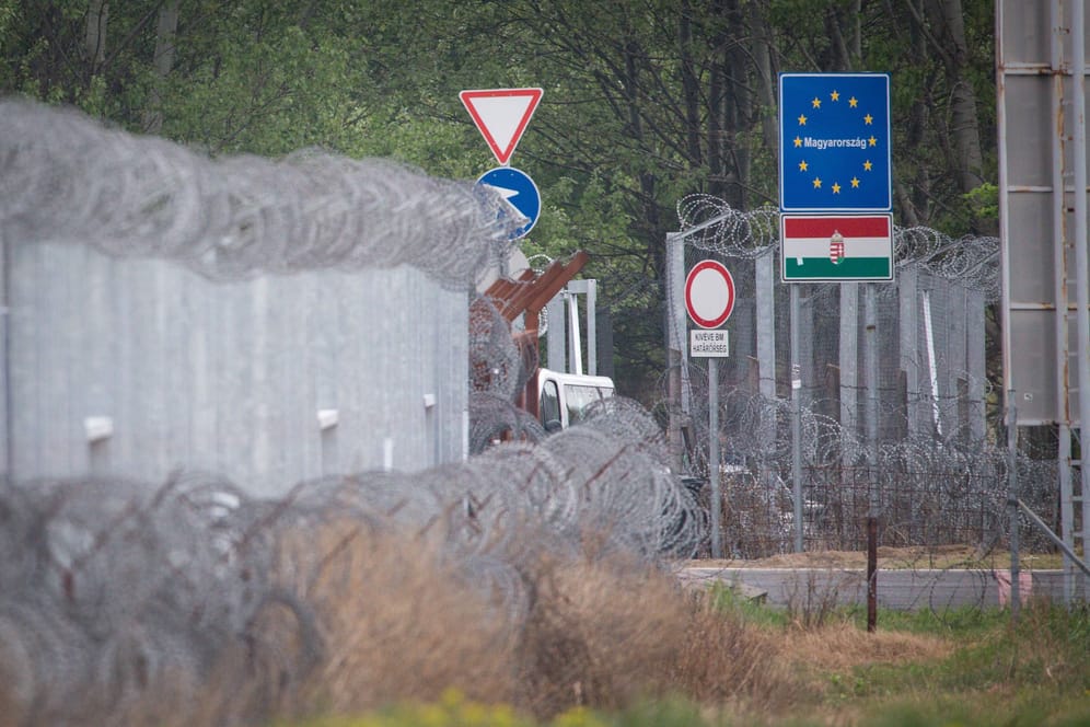 Serbisch-Ungarische Grenze: Offenbar auf der Flucht starben drei Menschen nach einem Autounfall.