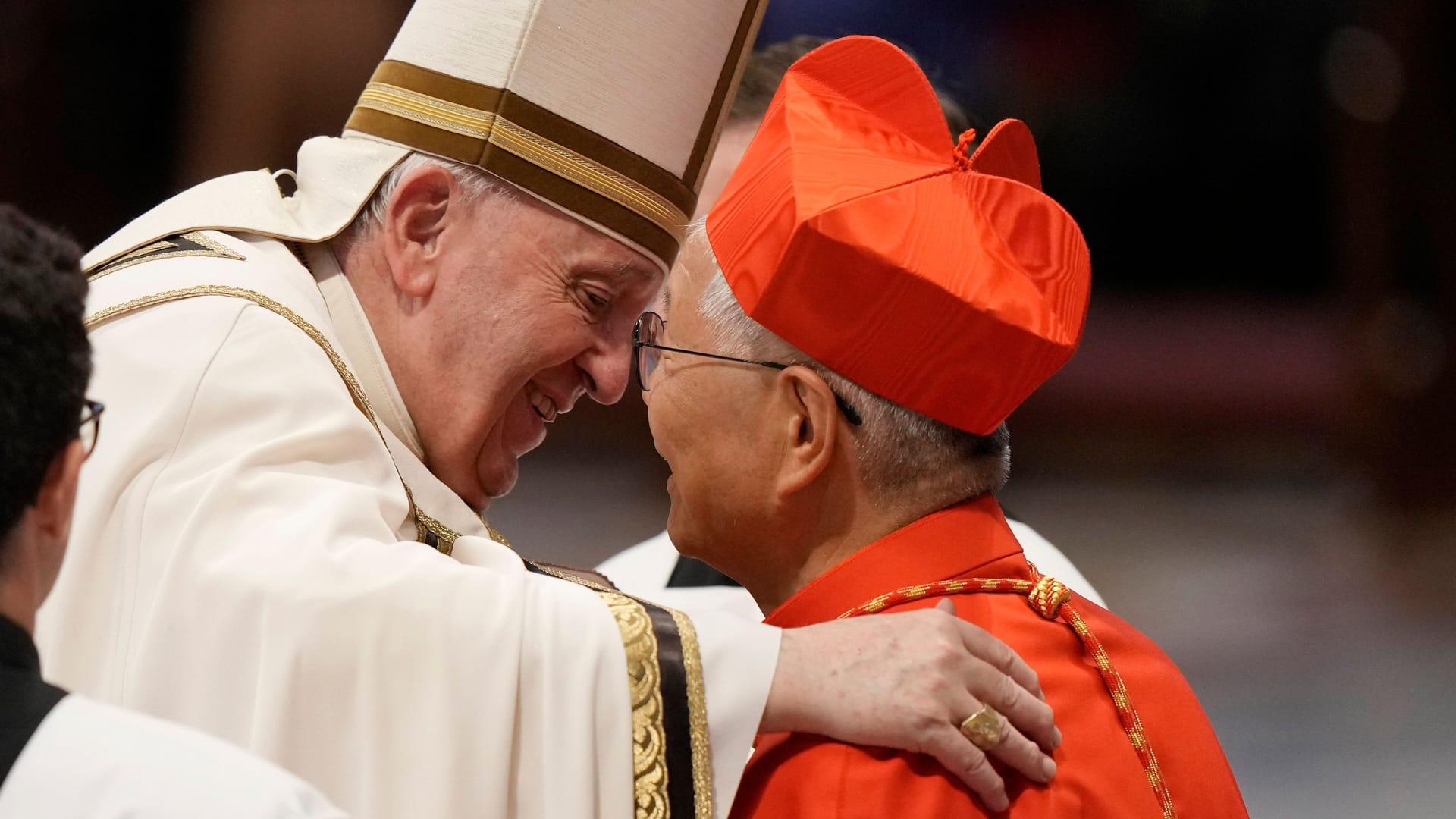 Zeremonie im Petersdom: Der neue Kardinal Lazzaro You Heung-Sik (r) erhält von Papst Franziskus die rote dreieckige Biretta.