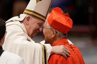 Zeremonie im Petersdom: Der neue Kardinal Lazzaro You Heung-Sik (r) erhält von Papst Franziskus die rote dreieckige Biretta.