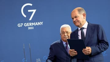 Kanzler Scholz und Palästinenserpräsident Abbas nach dem Eklat.
