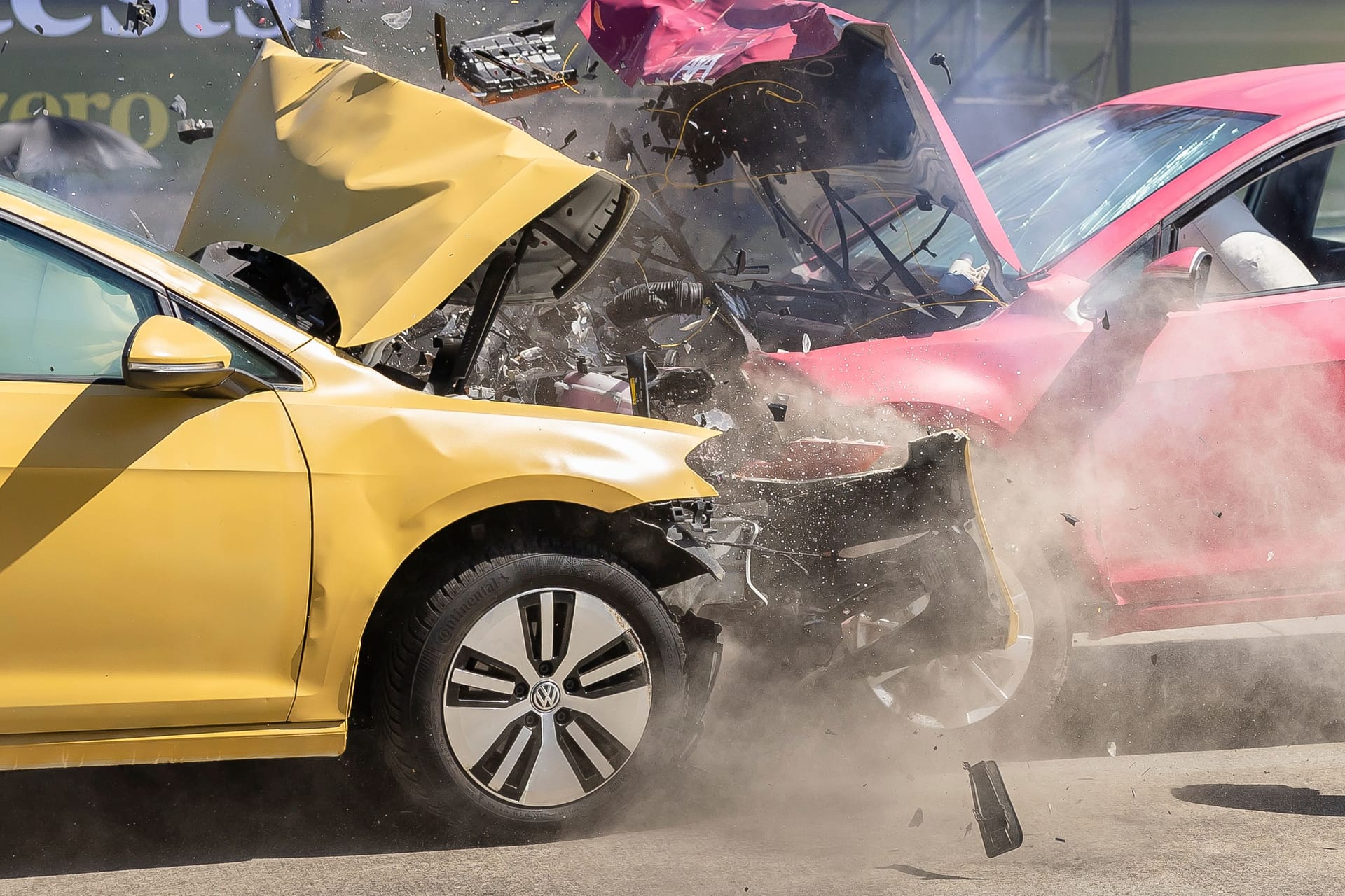 Unfall mit Elektroauto: Das hohe Drehmoment macht starke Stromer für manche Fahrer kaum beherrschbar.