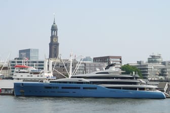 Die Megajacht "Aviva" im Hamburger Hafen mit dem Michel im HIntergrund: Das Luxus-Schiff gehört einem britischen Milliardär.