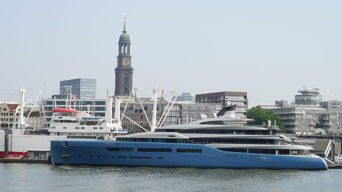 Die Megajacht "Aviva" im Hamburger Hafen mit dem Michel im HIntergrund: Das Luxus-Schiff gehört einem britischen Milliardär.