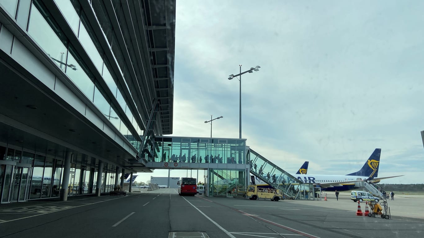 Flughafen Nürnberg (Symbolbild): Die Reise nach Kroatien endete für eine mutmaßliche Handydiebin abrupt.
