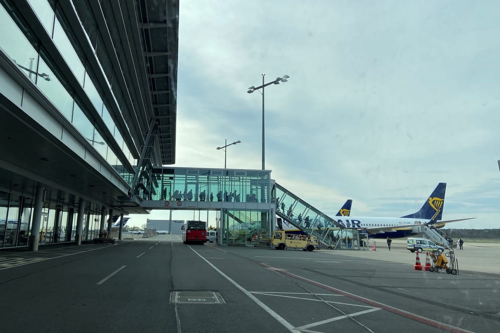 Flughafen Nürnberg (Symbolbild): Die Reise nach Kroatien endete für eine mutmaßliche Handydiebin abrupt.