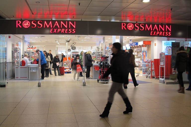 Ein 53-Jähriger hat in einer Rossmann-Filiale im Hauptbahnhof Hannover auf mehrere Einweggrills uriniert (Archivbild).