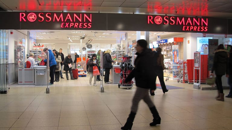 Ein 53-Jähriger hat in einer Rossmann-Filiale im Hauptbahnhof Hannover auf mehrere Einweggrills uriniert (Archivbild).