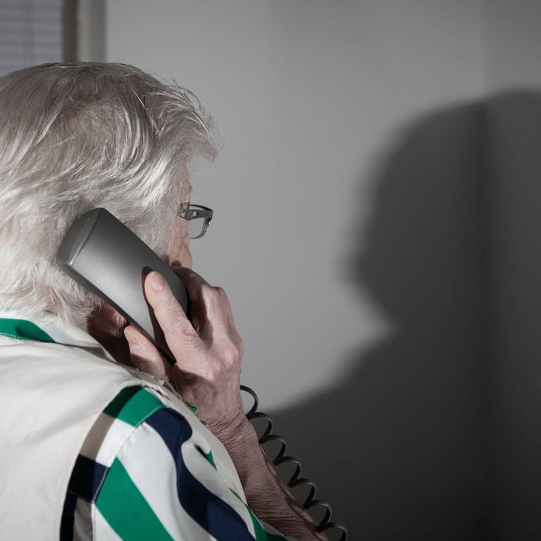 Eine ältere Frau am Telefon (Symbolfoto): Danke einer Bremer Rentnerin sitzt ein 37-Jähriger in Haft.